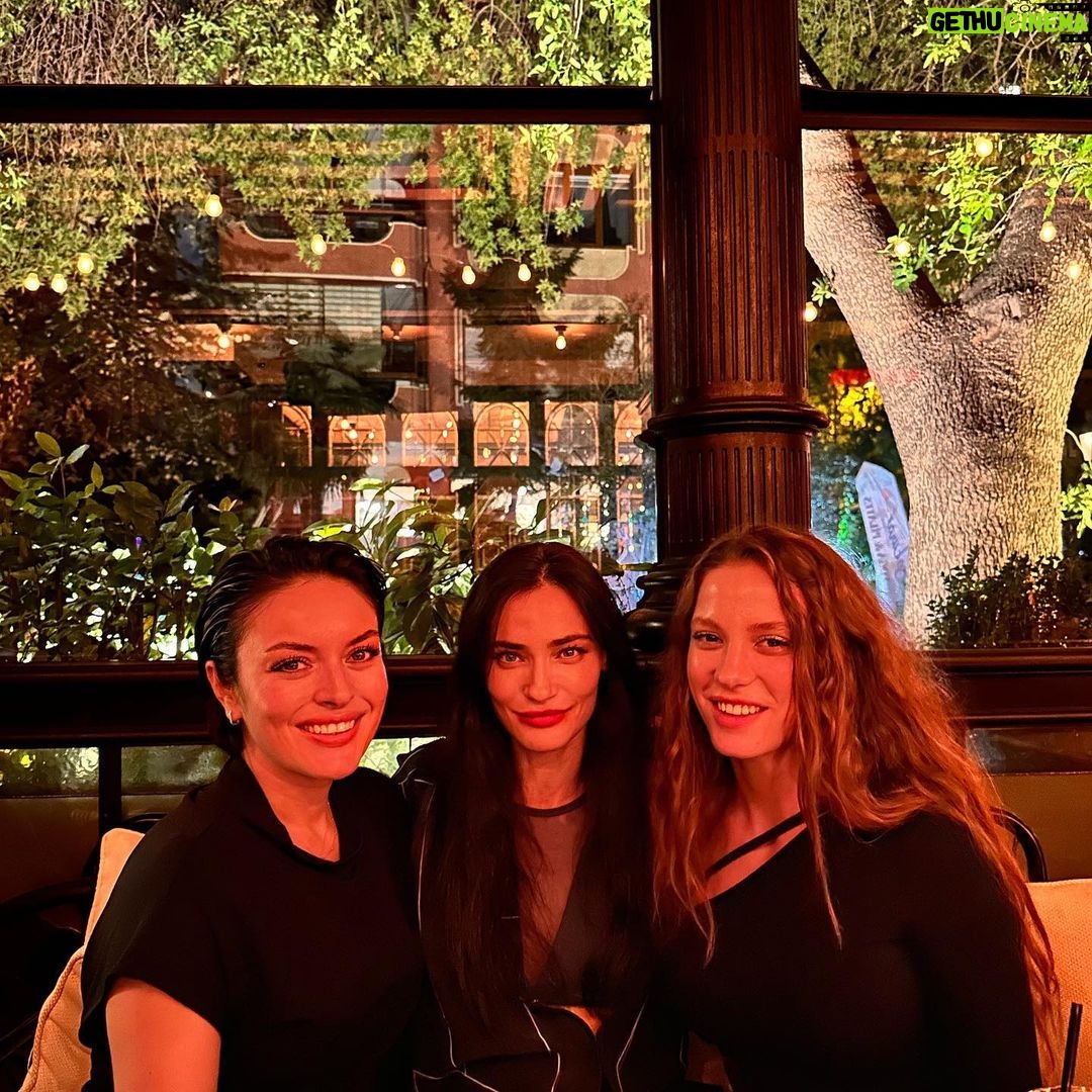 Ezgi Mola Instagram - Canımmm @saadetisilaksoy ve canım @serenayss ❤️😍⭐️
