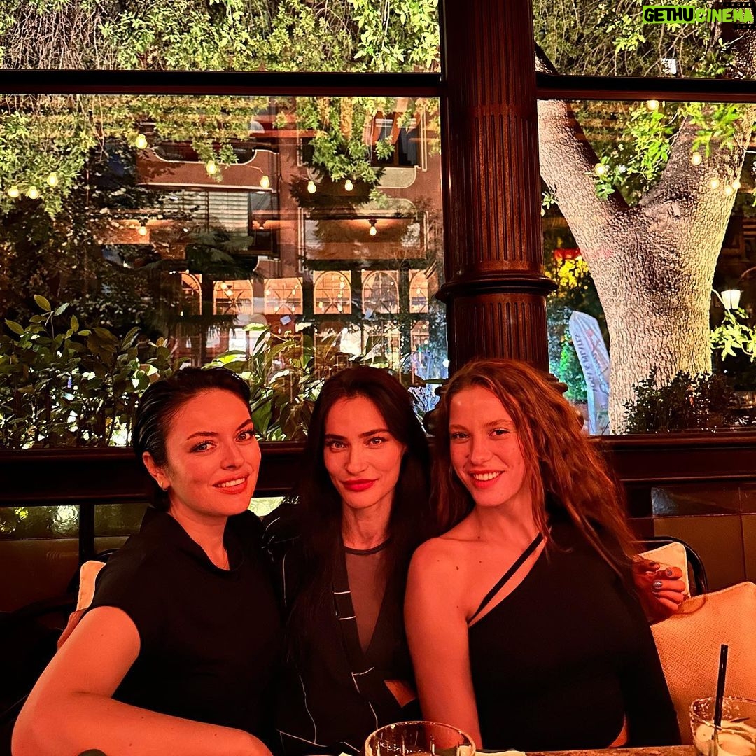 Ezgi Mola Instagram - Canımmm @saadetisilaksoy ve canım @serenayss ❤️😍⭐️