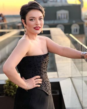 Ezgi Mola Instagram - 🖤🌸