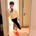 Ezgi Mola Instagram – 1- Şimdi ben
2- Dün sette
3- Justin Bieber
4- Filtre severim
5- #klişefotolarındevamıgelecek bilen bilir
6- Saçımı kestiğim sahneden 20 dakika sonra İbo’m ve ben
7- Sevgi Ablanın bana ördüğü berem ve ben( hesabı varsa eklerim ama satmıyor, hediye😍) 
8- Merve’yle Erşan ekibiyle buluşmaya
9-Sevgi abla baya iyi bere örüyor😍😁🥰
10- İbrahim ve Yasemin beni çok mutlu ediyor 💘
 Hepsini okudunuz mu ya 😍  eğer buraya kadar okuduysanız bu 🤍✨🍀🌸 bunlar da benden size !
Bu postu 10 arkadaşına yoll …………………. Djddjjddjdjdjdj