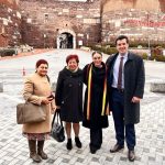 Ezgi Mola Instagram – Sevgili avukatlarım! Şükran Eroğlu, Lale Şenoymak ve @yamansenoymak size minnettarım. Haklı mücadelemde bana destek olduğunuz için , bu yolda birlikte yürüdüğümüz için, etik değerlerine , mesleğine böylesi saygı duyan kişiler benimle olduğu için çok şanslıyım. Teşekkür ederim 🙏🏼 Ve bu fotoğrafa bakıp beni anlayan , yanımda olan size binlerce teşekkür ederim, ben hiç yalnız olmadım ki , siz bana sevilmenin nasıl bir şey olduğunu öğrettiniz. Çok teşekkür ederim . Çokk🙏🏼💖 #yalnızdeğiliz 🙏🏼