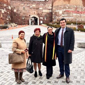 Ezgi Mola Instagram - Sevgili avukatlarım! Şükran Eroğlu, Lale Şenoymak ve @yamansenoymak size minnettarım. Haklı mücadelemde bana destek olduğunuz için , bu yolda birlikte yürüdüğümüz için, etik değerlerine , mesleğine böylesi saygı duyan kişiler benimle olduğu için çok şanslıyım. Teşekkür ederim 🙏🏼 Ve bu fotoğrafa bakıp beni anlayan , yanımda olan size binlerce teşekkür ederim, ben hiç yalnız olmadım ki , siz bana sevilmenin nasıl bir şey olduğunu öğrettiniz. Çok teşekkür ederim . Çokk🙏🏼💖 #yalnızdeğiliz 🙏🏼