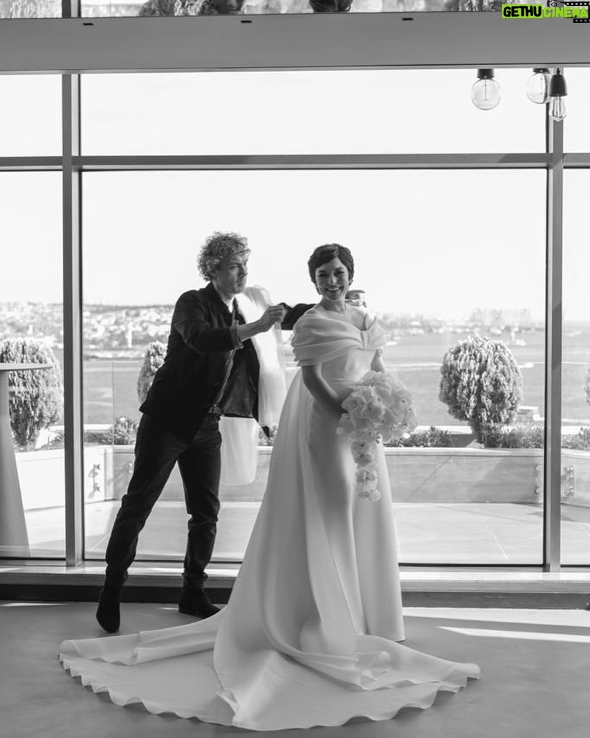 Ezgi Mola Instagram - Canım Özgür 🤍 @ozgurmasur @ozgurmasur.official Çok teşekkür ederim yanımda oldugun için 🤍🙏🏼