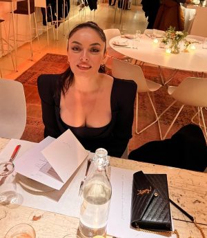 Ezgi Mola Instagram - 🖤 @hakaanyildirim ✨