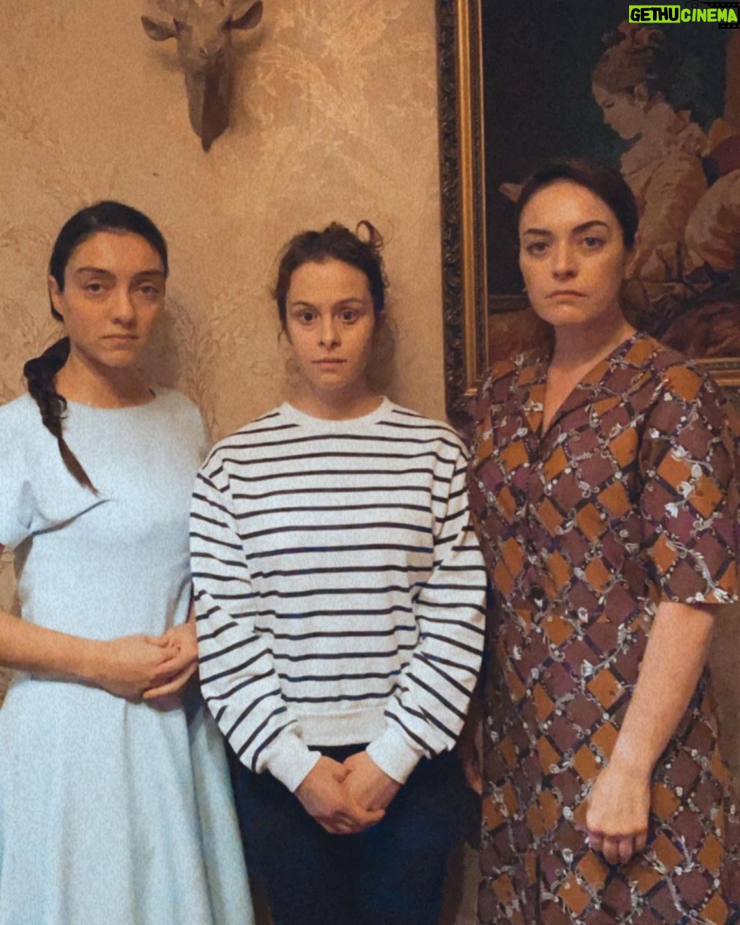 Ezgi Mola Instagram - @mervedizdar doğdu bu gün !! İyi ki doğdun Merve’m melek kalplim , iyi ki varsın.. Birlikte nice güzel yıllara arkadaşım💖🧿