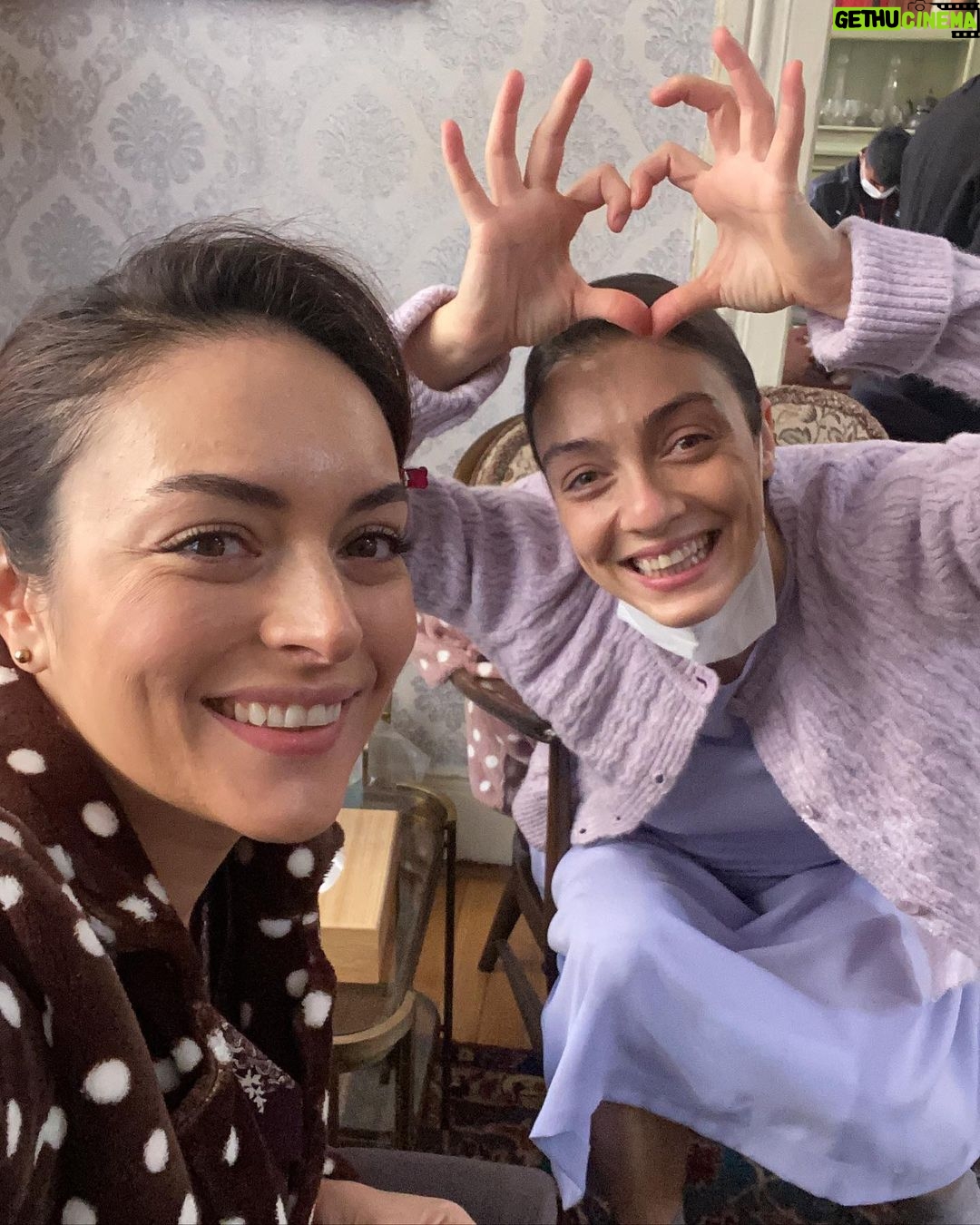 Ezgi Mola Instagram - @mervedizdar doğdu bu gün !! İyi ki doğdun Merve’m melek kalplim , iyi ki varsın.. Birlikte nice güzel yıllara arkadaşım💖🧿