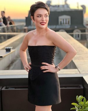Ezgi Mola Instagram - 🖤🌸