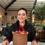 Ezgi Mola Instagram - Selam! Güzel mesajlarınız için çok teşekkür ederim. Benim yeni yaşımda en büyük dileğim ülkemde tanıdığım tanımadığım, ama aynı havayı soluduğum herkesle huzur içinde yaşayabilmek, kimsenin bir diğerinin özgürlük alanını ihlal etmediği, birbirimizi hoşgörü ile karşıladığımız, aynı fikirde olmasak bile birbirimize iyi geldiğimiz bir dünya hayali benimki .. Olamaz mı , olabilir! Hepinizi çok seviyorum. Çok teşekkür ederim, iyi ki varsınız 🌹✌🏼💖💫 Fonda Levent Yüksel Tuana çalsın: SANA SÖZ YİNE BAHARLAR GELECEK SANA SÖZ UMUT SÖNMEYECEK SÖÖÖÖZ SÖÖÖZ💫🤍