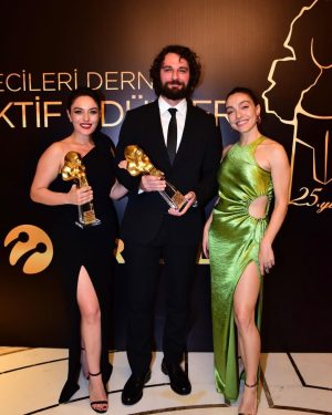 Ezgi Mola Instagram - Magazin Gazetecileri Derneğine dün akşam hazırladıkları güzel gece ve kıymetli ödüllerimiz için çok teşekkür ederim. @masumlarapartmani ekibi sizi seviyorum ! Daha nice güzel günlere, hep birlikte…