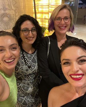 Ezgi Mola Instagram - Magazin Gazetecileri Derneğine dün akşam hazırladıkları güzel gece ve kıymetli ödüllerimiz için çok teşekkür ederim. @masumlarapartmani ekibi sizi seviyorum ! Daha nice güzel günlere, hep birlikte…