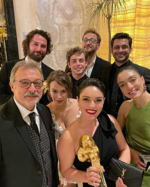 Ezgi Mola Instagram - Magazin Gazetecileri Derneğine dün akşam hazırladıkları güzel gece ve kıymetli ödüllerimiz için çok teşekkür ederim. @masumlarapartmani ekibi sizi seviyorum ! Daha nice güzel günlere, hep birlikte…