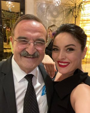 Ezgi Mola Instagram - Magazin Gazetecileri Derneğine dün akşam hazırladıkları güzel gece ve kıymetli ödüllerimiz için çok teşekkür ederim. @masumlarapartmani ekibi sizi seviyorum ! Daha nice güzel günlere, hep birlikte…