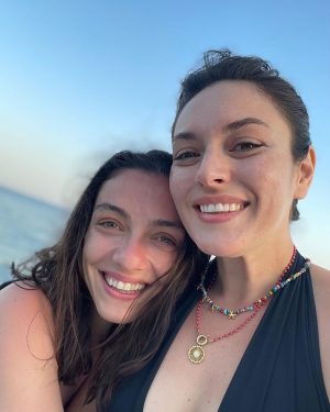 Ezgi Mola Instagram - Merve iyi ki doğdun ! Yeteneğinle, o güzel kalbinle, güzelliğinle bizi hep büyülemeye devam et bitanem benim💕🥂💫 @mervedizdar