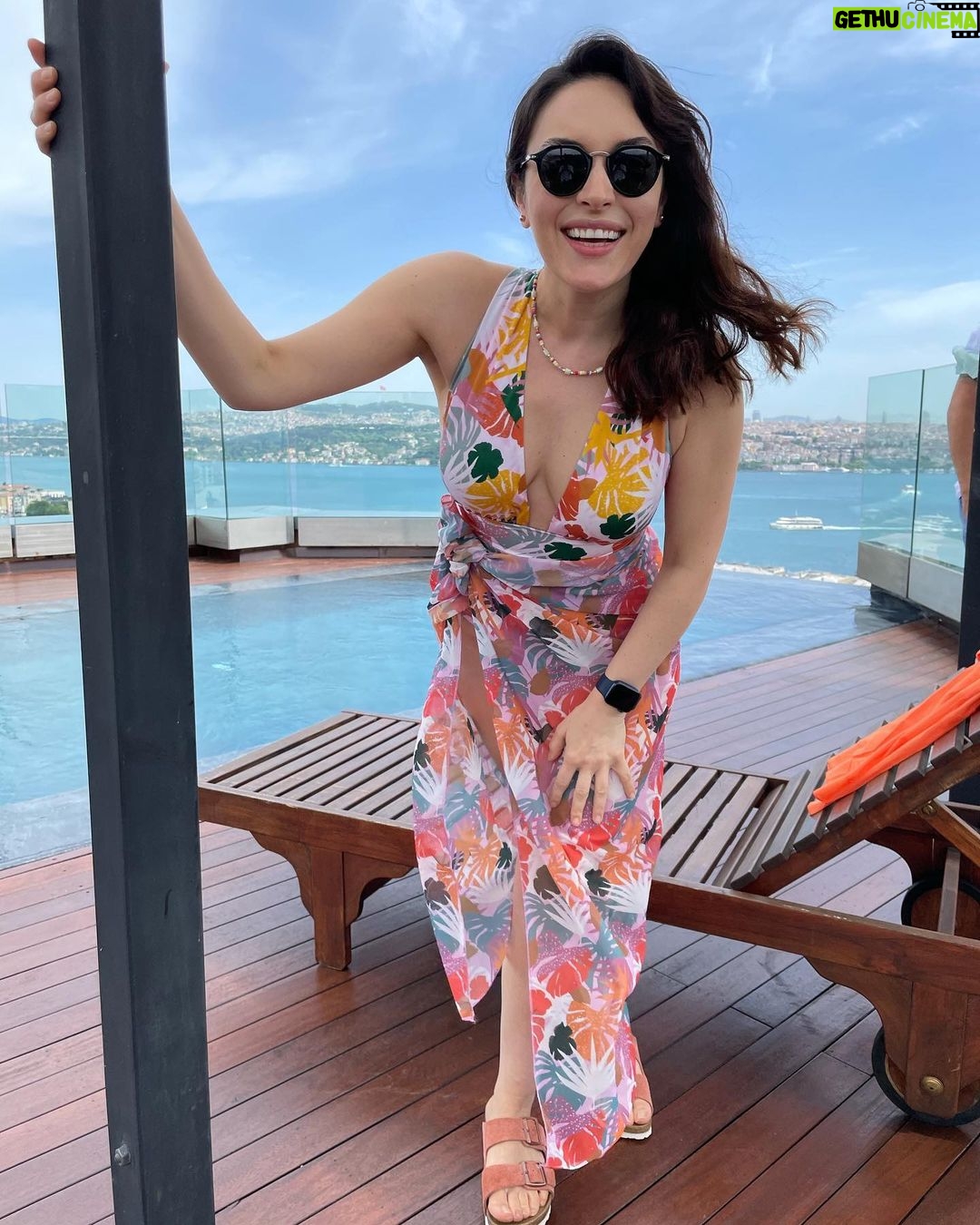 Ezgi Mola Instagram - Yaz geldiiii, üstümdeki herşey @hepsiburada ‘dan 😍 Baktım tatile gidemiyorum akşam çekim var , al sana tatil ❤️😍 @hepsiburada #işbirliği Swissôtel The Bosphorus, Istanbul