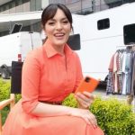 Ezgi Mola Instagram - @ingturkiye hayatımızı kolaylaştırmaya devam ediyor! Buna işbirliği demek ne kadar doğru bilemem çünkü ben zaten 9 yıldır ING’liyim☺️😍❤️ Telefon ekranında da ilk gunden beri her işimle ilgilenen bankacım @yalim12 😁 Ne güzel anımız oldu .. ING mobili indirin, siz de hemen ING’li olun, tüm bankacılık işlemlerinizi hızlıca halledin, artık herşey gerçekten çok basit. Hayata daha çok bankacılığa daha az zaman🧡🧡🧡