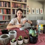 Ezgi Mola Instagram - GÜ NAY DIN 😁 Evdeki çiçeklerin topraklarını değiştirme vakti 🥰Tek bir farkla : yeni saksılar😍 Bu 17 günü çiçeklere ve toprağa adayıp stres atalım diyorum ne dersiniz😇 @hepsiburada #işbirliği