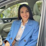 Ezgi Mola Instagram - Hava gri görünse de @hepsiburada 'ya bahar modası geldi bile 😍 Mavinin en sevdiğim tonlarını buldum , fotomu koydum 🥰🌿🌸 #işbirliği
