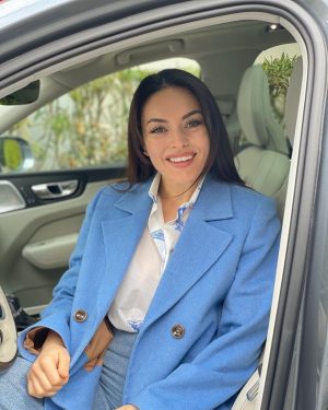 Ezgi Mola Instagram - Hava gri görünse de @hepsiburada 'ya bahar modası geldi bile 😍 Mavinin en sevdiğim tonlarını buldum , fotomu koydum 🥰🌿🌸 #işbirliği