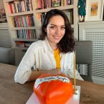 Ezgi Mola Instagram - Sevgi dolu, birbirimizi yargılamadığımız, ötekileştirmediğimiz , ayıplamadığımız, şiddetsiz, huzurlu bir yaş diliyorum kendime ve hepimize .. Bana hep hissettirdiğiniz sevginiz için teşekkür ederim, her şey gönlümüzden geçtiği gibi olsun 🧡Sağlıkla, aşkla, huzurla💫🙏🏼