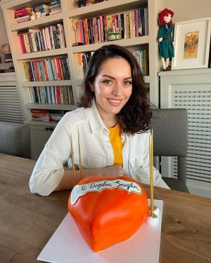 Ezgi Mola Instagram - Sevgi dolu, birbirimizi yargılamadığımız, ötekileştirmediğimiz , ayıplamadığımız, şiddetsiz, huzurlu bir yaş diliyorum kendime ve hepimize .. Bana hep hissettirdiğiniz sevginiz için teşekkür ederim, her şey gönlümüzden geçtiği gibi olsun 🧡Sağlıkla, aşkla, huzurla💫🙏🏼