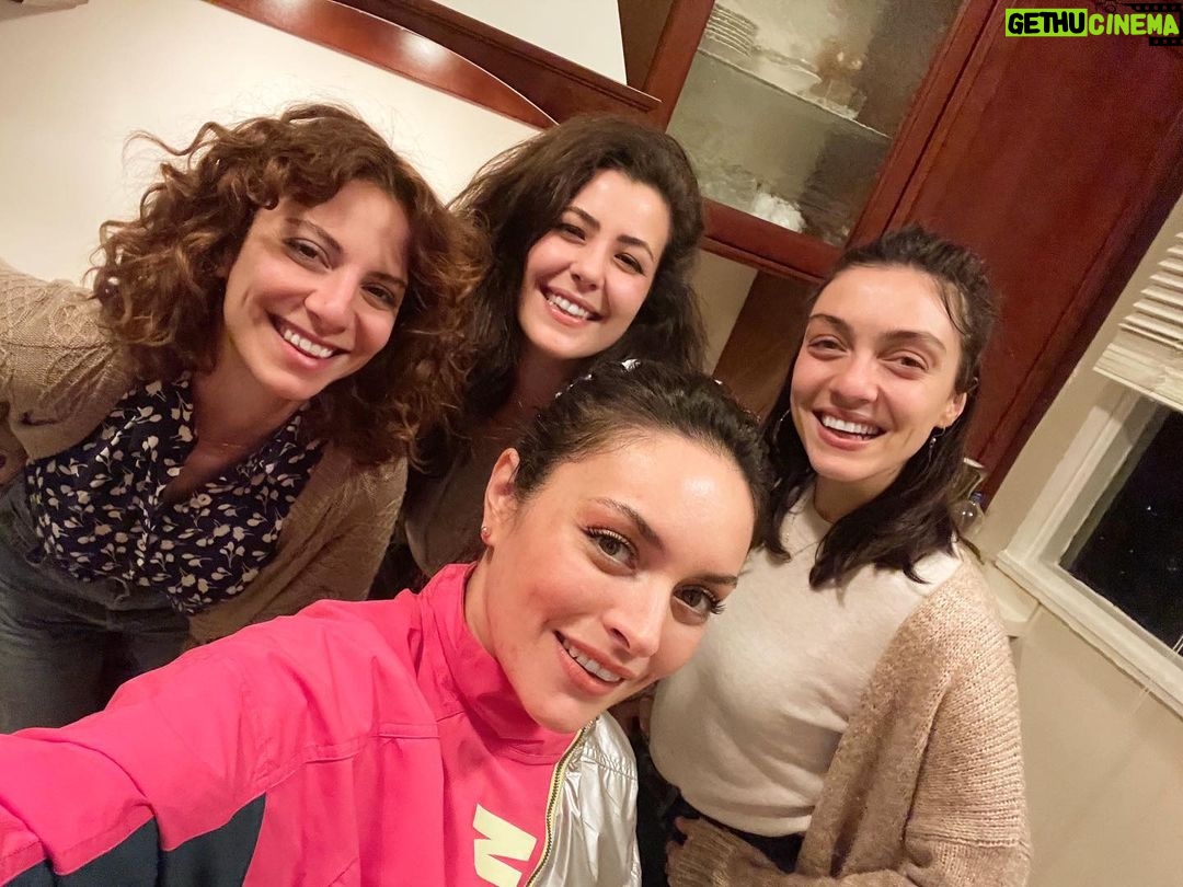 Ezgi Mola Instagram - Piyasa bu mutfakta çÜktĂź đđ @aysegulkaracan @cansinsenel @mervedizdar âď¸đ¸đđ¸âď¸