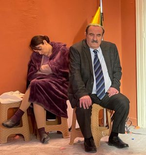 Ezgi Mola Instagram - Benim için bu bölüm böyle hatırlanmalı😂🥰 Sarı kantaronum @fafazey yakalamış bizi canım @metin_coskunnn ‘la gözlerimizi dinlendirirken 😁🌸💞