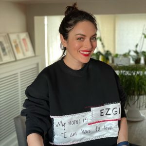 Ezgi Mola Instagram - Yeni yıl mesajım üstümde yazıyor ❤️ @hakaanyildirim 🧿