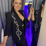 Ezgi Mola Instagram - Sevgili arkadaşlar iyisiyle kötüsüyle bir yıl daha bitti! Umarım gönlünüzden geçen her güzellik sizin olsun! Sağlıkla nice yeni yıllara.. Canım arkadaşım elinin değdiği herşey çok güzel! Bana da kendimi çok güzel hissettirdiğin için teşekkür ederim❤️ @hakaanyildirim ve sevgili @ibrahimzengin @alirizaozdemir @gulbaharkarakus çok teşekkürler 💞🌸🍀🧿💫🥂
