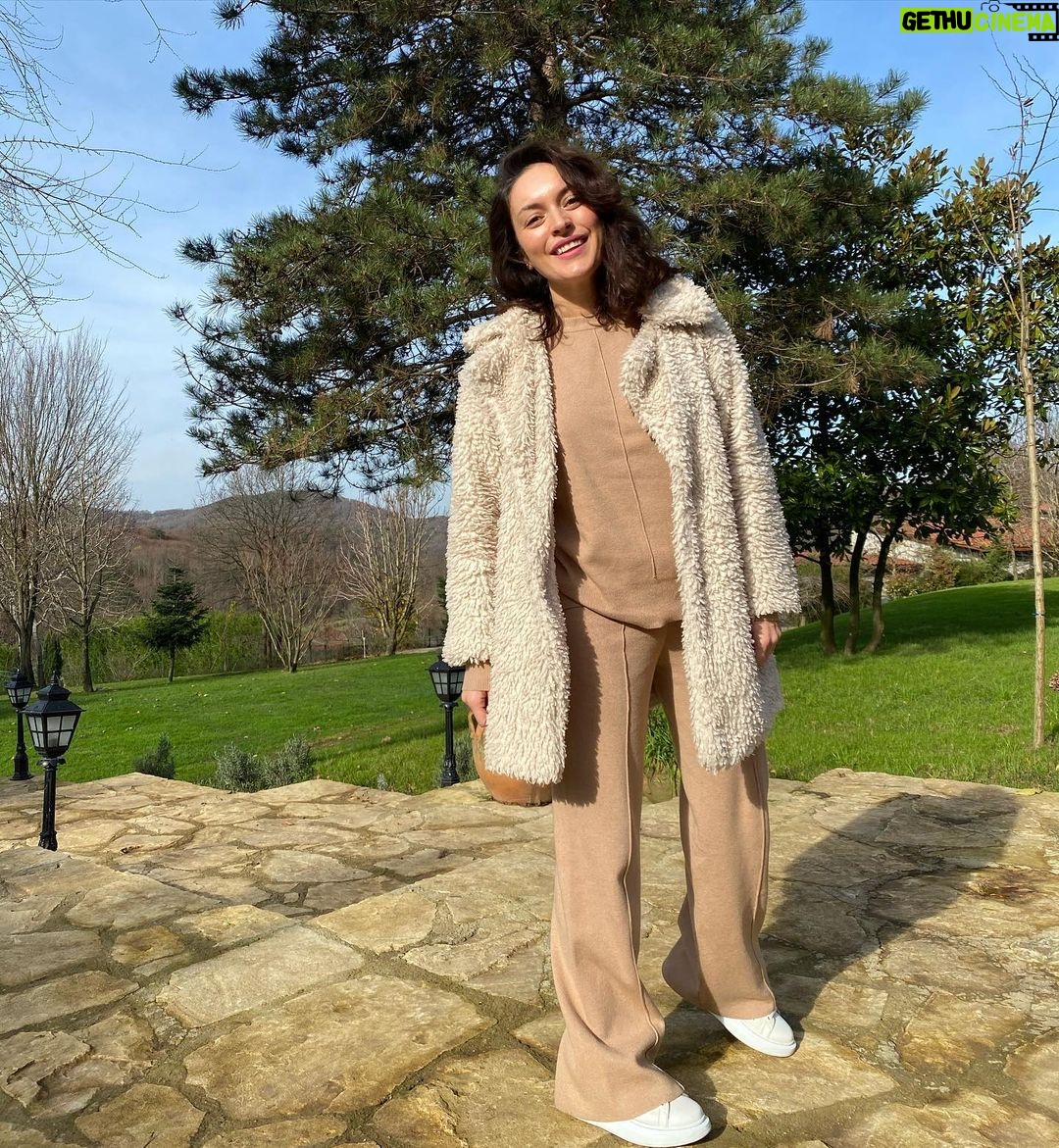 Ezgi Mola Instagram - Sete döndüm aklım bu cennette😍🌺🌲 İyi Pazar’lar🍀