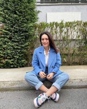 Ezgi Mola Instagram - Hava gri görünse de @hepsiburada 'ya bahar modası geldi bile 😍 Mavinin en sevdiğim tonlarını buldum , fotomu koydum 🥰🌿🌸 #işbirliği