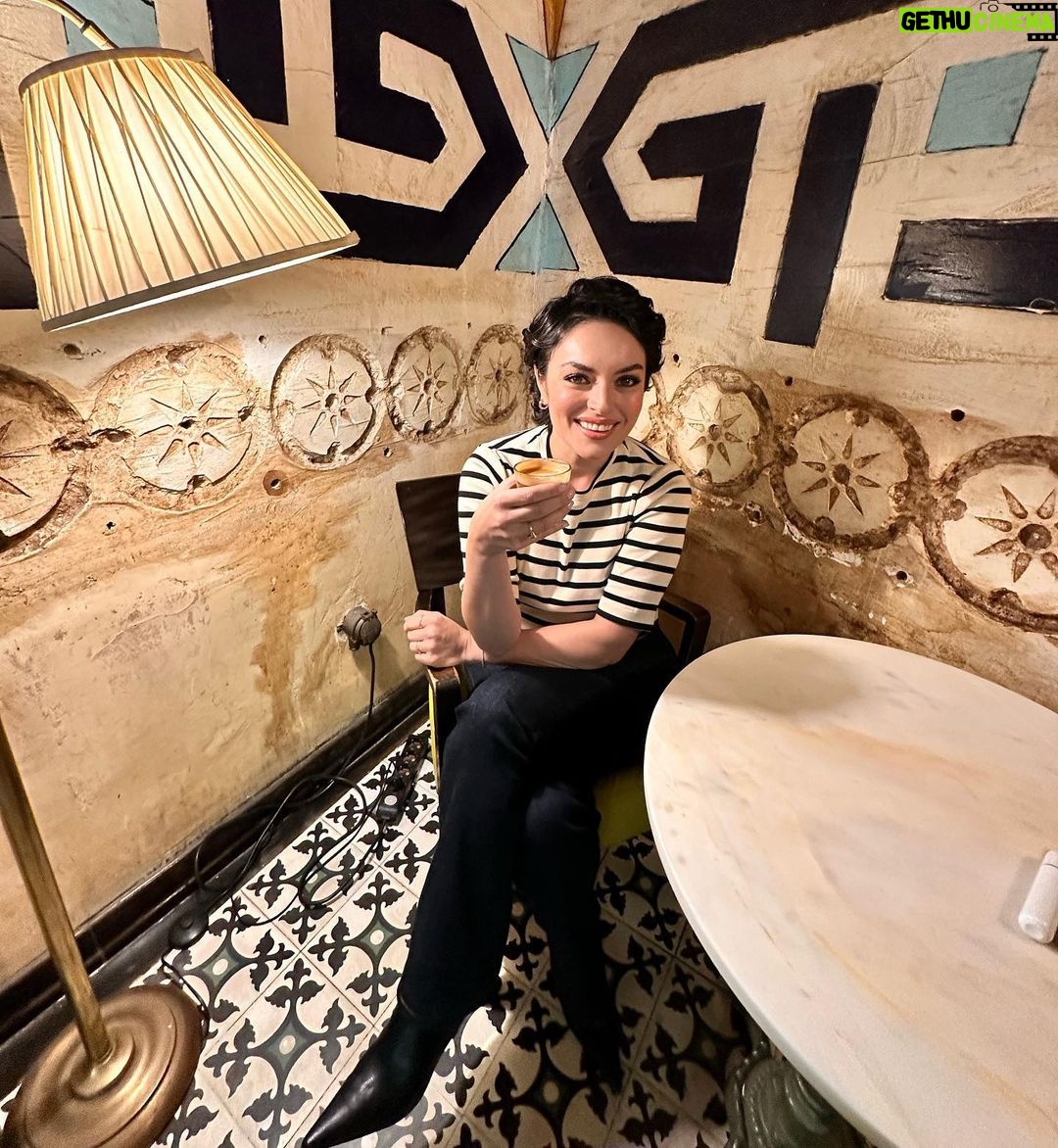 Ezgi Mola Instagram - Dün yine çok güzel bir çekim yaptık! Son foto da şimdi 🤍 Karaköy