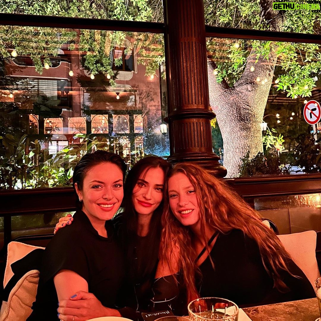Ezgi Mola Instagram - Canımmm @saadetisilaksoy ve canım @serenayss ❤️😍⭐️