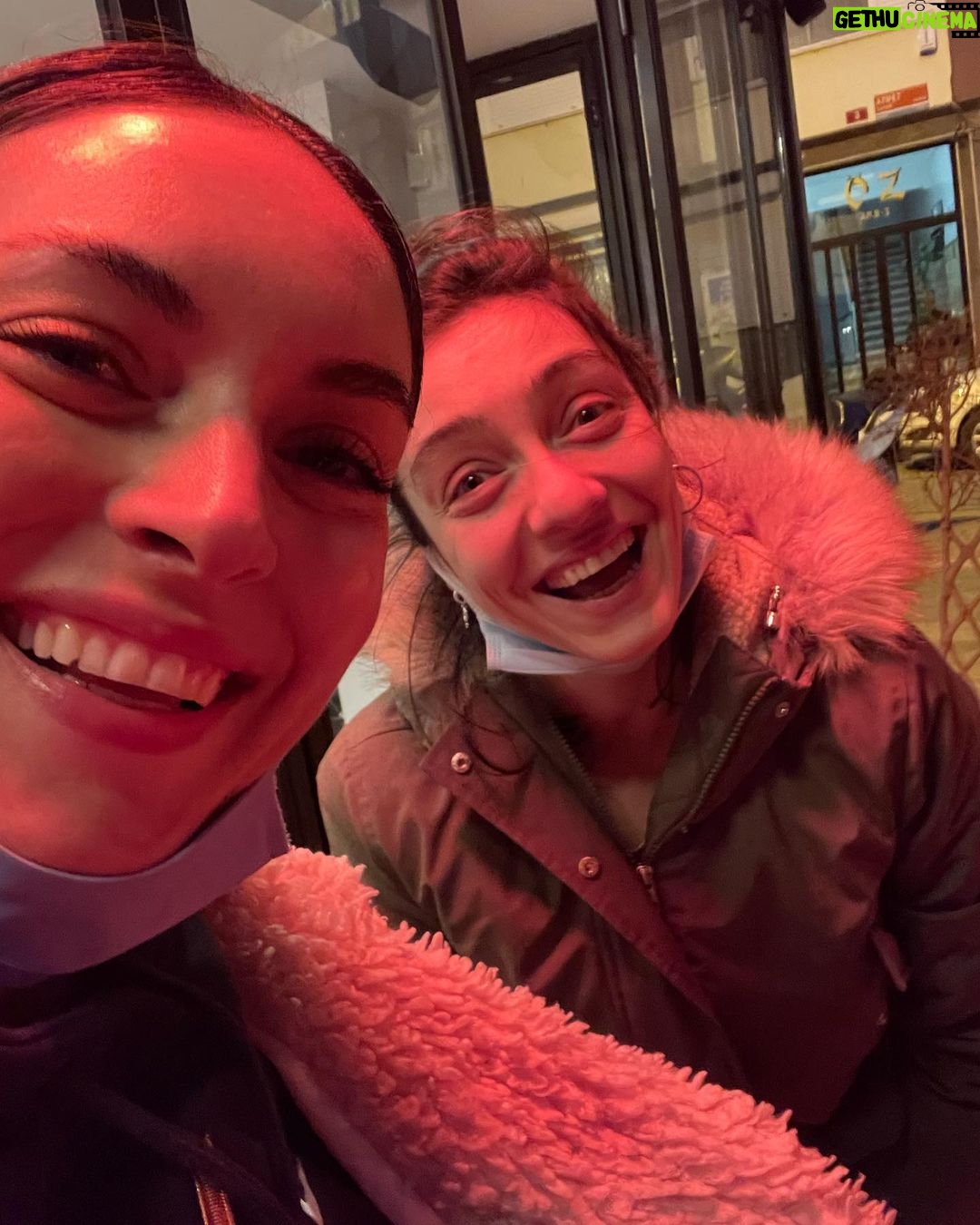 Ezgi Mola Instagram - Merve! Doğum günün kutlu olsun . Sen kimin hayatında olsan o hayata güzellik getirirsin. Sen kiminle oynasan o kişiye ilham verirsin. Çok özelsin. Makyajı ben sana zorla da yapsam olur, sen bildiğinden şaşma! Hayatımdan da sakın çıkma 😍🙏🏼🤍🧿 @mervedizdar