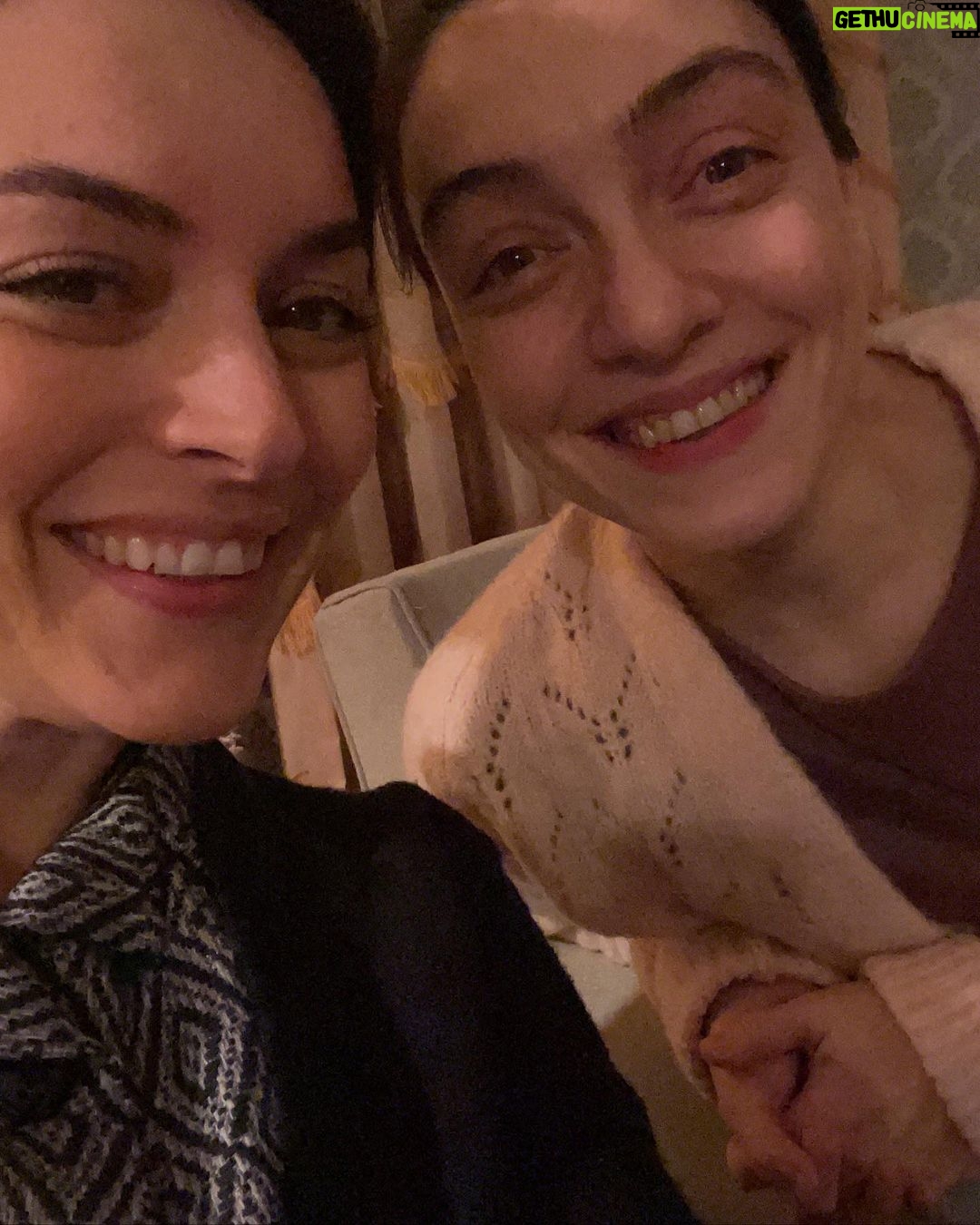 Ezgi Mola Instagram - Merve! Doğum günün kutlu olsun . Sen kimin hayatında olsan o hayata güzellik getirirsin. Sen kiminle oynasan o kişiye ilham verirsin. Çok özelsin. Makyajı ben sana zorla da yapsam olur, sen bildiğinden şaşma! Hayatımdan da sakın çıkma 😍🙏🏼🤍🧿 @mervedizdar
