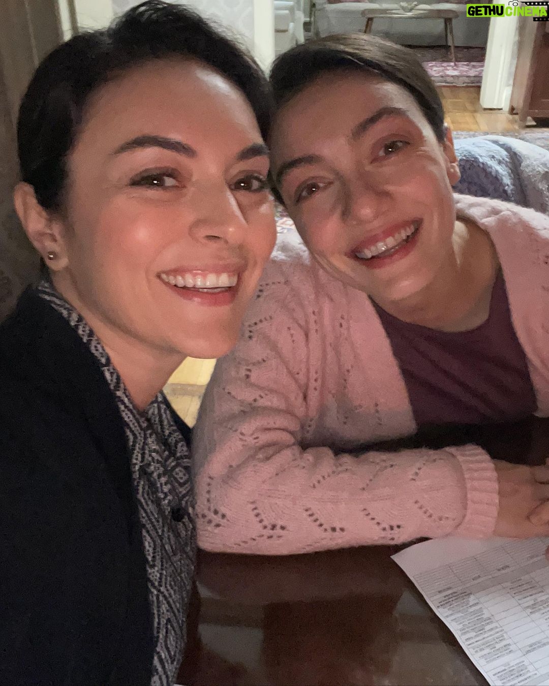 Ezgi Mola Instagram - Merve! Doğum günün kutlu olsun . Sen kimin hayatında olsan o hayata güzellik getirirsin. Sen kiminle oynasan o kişiye ilham verirsin. Çok özelsin. Makyajı ben sana zorla da yapsam olur, sen bildiğinden şaşma! Hayatımdan da sakın çıkma 😍🙏🏼🤍🧿 @mervedizdar