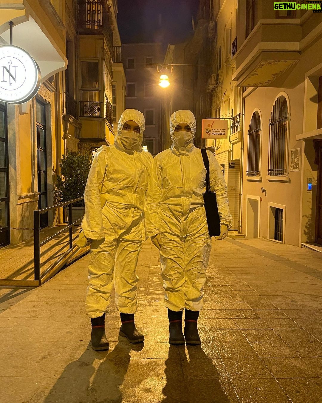 Ezgi Mola Instagram - Merve! Doğum günün kutlu olsun . Sen kimin hayatında olsan o hayata güzellik getirirsin. Sen kiminle oynasan o kişiye ilham verirsin. Çok özelsin. Makyajı ben sana zorla da yapsam olur, sen bildiğinden şaşma! Hayatımdan da sakın çıkma 😍🙏🏼🤍🧿 @mervedizdar