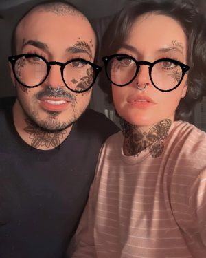 Ezgi Mola Instagram - Selam! Güzel mesajlarınız için çok teşekkür ederim. Benim yeni yaşımda en büyük dileğim ülkemde tanıdığım tanımadığım, ama aynı havayı soluduğum herkesle huzur içinde yaşayabilmek, kimsenin bir diğerinin özgürlük alanını ihlal etmediği, birbirimizi hoşgörü ile karşıladığımız, aynı fikirde olmasak bile birbirimize iyi geldiğimiz bir dünya hayali benimki .. Olamaz mı , olabilir! Hepinizi çok seviyorum. Çok teşekkür ederim, iyi ki varsınız 🌹✌🏼💖💫 
Fonda Levent Yüksel Tuana çalsın:
SANA SÖZ YİNE BAHARLAR GELECEK SANA SÖZ UMUT SÖNMEYECEK SÖÖÖÖZ SÖÖÖZ💫🤍
