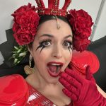 Ezgi Mola Instagram - Selam! Güzel mesajlarınız için çok teşekkür ederim. Benim yeni yaşımda en büyük dileğim ülkemde tanıdığım tanımadığım, ama aynı havayı soluduğum herkesle huzur içinde yaşayabilmek, kimsenin bir diğerinin özgürlük alanını ihlal etmediği, birbirimizi hoşgörü ile karşıladığımız, aynı fikirde olmasak bile birbirimize iyi geldiğimiz bir dünya hayali benimki .. Olamaz mı , olabilir! Hepinizi çok seviyorum. Çok teşekkür ederim, iyi ki varsınız 🌹✌🏼💖💫 Fonda Levent Yüksel Tuana çalsın: SANA SÖZ YİNE BAHARLAR GELECEK SANA SÖZ UMUT SÖNMEYECEK SÖÖÖÖZ SÖÖÖZ💫🤍