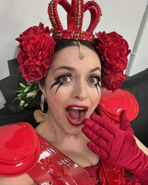 Ezgi Mola Instagram - Selam! Güzel mesajlarınız için çok teşekkür ederim. Benim yeni yaşımda en büyük dileğim ülkemde tanıdığım tanımadığım, ama aynı havayı soluduğum herkesle huzur içinde yaşayabilmek, kimsenin bir diğerinin özgürlük alanını ihlal etmediği, birbirimizi hoşgörü ile karşıladığımız, aynı fikirde olmasak bile birbirimize iyi geldiğimiz bir dünya hayali benimki .. Olamaz mı , olabilir! Hepinizi çok seviyorum. Çok teşekkür ederim, iyi ki varsınız 🌹✌🏼💖💫 
Fonda Levent Yüksel Tuana çalsın:
SANA SÖZ YİNE BAHARLAR GELECEK SANA SÖZ UMUT SÖNMEYECEK SÖÖÖÖZ SÖÖÖZ💫🤍