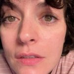 Ezgi Mola Instagram - Selam! Güzel mesajlarınız için çok teşekkür ederim. Benim yeni yaşımda en büyük dileğim ülkemde tanıdığım tanımadığım, ama aynı havayı soluduğum herkesle huzur içinde yaşayabilmek, kimsenin bir diğerinin özgürlük alanını ihlal etmediği, birbirimizi hoşgörü ile karşıladığımız, aynı fikirde olmasak bile birbirimize iyi geldiğimiz bir dünya hayali benimki .. Olamaz mı , olabilir! Hepinizi çok seviyorum. Çok teşekkür ederim, iyi ki varsınız 🌹✌🏼💖💫 Fonda Levent Yüksel Tuana çalsın: SANA SÖZ YİNE BAHARLAR GELECEK SANA SÖZ UMUT SÖNMEYECEK SÖÖÖÖZ SÖÖÖZ💫🤍