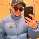 Ezgi Mola Instagram - Selam! Güzel mesajlarınız için çok teşekkür ederim. Benim yeni yaşımda en büyük dileğim ülkemde tanıdığım tanımadığım, ama aynı havayı soluduğum herkesle huzur içinde yaşayabilmek, kimsenin bir diğerinin özgürlük alanını ihlal etmediği, birbirimizi hoşgörü ile karşıladığımız, aynı fikirde olmasak bile birbirimize iyi geldiğimiz bir dünya hayali benimki .. Olamaz mı , olabilir! Hepinizi çok seviyorum. Çok teşekkür ederim, iyi ki varsınız 🌹✌🏼💖💫 Fonda Levent Yüksel Tuana çalsın: SANA SÖZ YİNE BAHARLAR GELECEK SANA SÖZ UMUT SÖNMEYECEK SÖÖÖÖZ SÖÖÖZ💫🤍