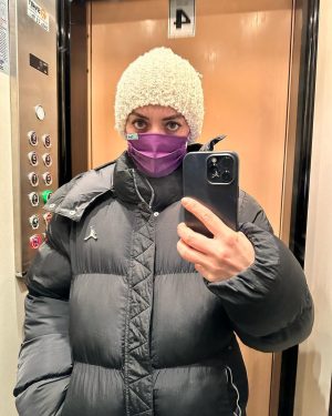 Ezgi Mola Instagram - Selam! Güzel mesajlarınız için çok teşekkür ederim. Benim yeni yaşımda en büyük dileğim ülkemde tanıdığım tanımadığım, ama aynı havayı soluduğum herkesle huzur içinde yaşayabilmek, kimsenin bir diğerinin özgürlük alanını ihlal etmediği, birbirimizi hoşgörü ile karşıladığımız, aynı fikirde olmasak bile birbirimize iyi geldiğimiz bir dünya hayali benimki .. Olamaz mı , olabilir! Hepinizi çok seviyorum. Çok teşekkür ederim, iyi ki varsınız 🌹✌🏼💖💫 
Fonda Levent Yüksel Tuana çalsın:
SANA SÖZ YİNE BAHARLAR GELECEK SANA SÖZ UMUT SÖNMEYECEK SÖÖÖÖZ SÖÖÖZ💫🤍