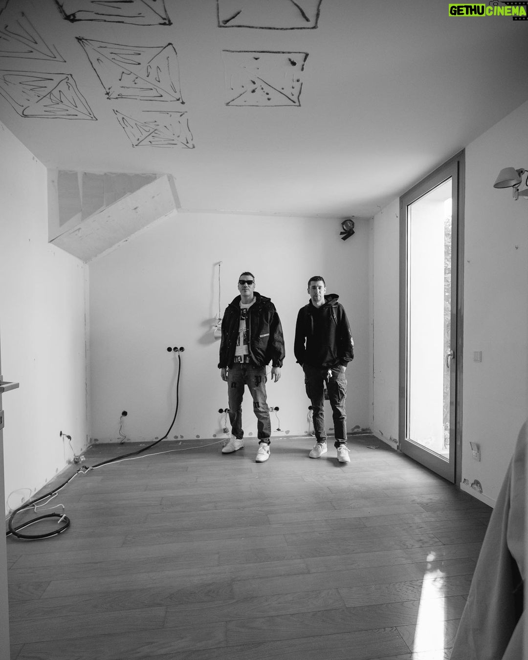 Fabio Bartolo Rizzo Instagram - Una settimana fa abbiamo smantellato il mio storico home studio dove ho registrato Persona e Noi Loro Gli Altri ๐ข. Oggi Persona รจ settimo disco di platino. @islandrecords_it quando ci mandi i quadri aggiornati per il nuovo studio? ๐๐พ