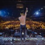 Fabio Bartolo Rizzo Instagram - Il tour è finito e mi ha lasciato dentro un vuoto e un silenzio innaturali. E’ incredibile come aspettare così tanto qualcosa, progettarla, provarla, metterla in atto e portarla a compimento abbia sempre un contraccolpo così pesante. Quello delle grandi imprese, quello di “e ora che faccio?”. Questo tour è stata la cosa più bella e al tempo stesso faticosa che ho fatto nella mia carriera. Dopo la seconda data al Forum ho pensato che fosse impossible farne altre 15 così. Eravamo tutti impreparati alla grandezza di quello che stavamo facendo. Poi invece tutto è andato bene e ogni data è stata unica, abbiamo portato il nostro show in giro per tutta Italia con oltre 250.000 spettatori in 34 date, tutte con la stessa foga e passione. Se tutto ciò è stato possibile è solo grazie a una grande squadra alle spalle e all’affetto incontenibile del pubblico. Un grazie speciale alle persone che mi sono state vicine nei momenti più difficili e a quelli che hanno aspettato questi concerti, credendoci sempre come ho fatto io. Grazie a @marzmusik e @jacopovolpedrums per aver messo su una band di campioni e tutto il lavoro sulla musica. Grazie a @ombraworld per lo show design avanguardistico. Grazie a @cikothecaptain e alla sua squadra, i migliori che potessi desiderare. @ramonatabita per gli outfit perfetti. Grazie Paola Zukar @bigpicturemgmt compagna di sempre, @friendsandpartners e @universalmusicitalia per il supporto. Special Tnx a Paola Corradini @wolf.pandora in veste di mental coach 😂. Infinite love.