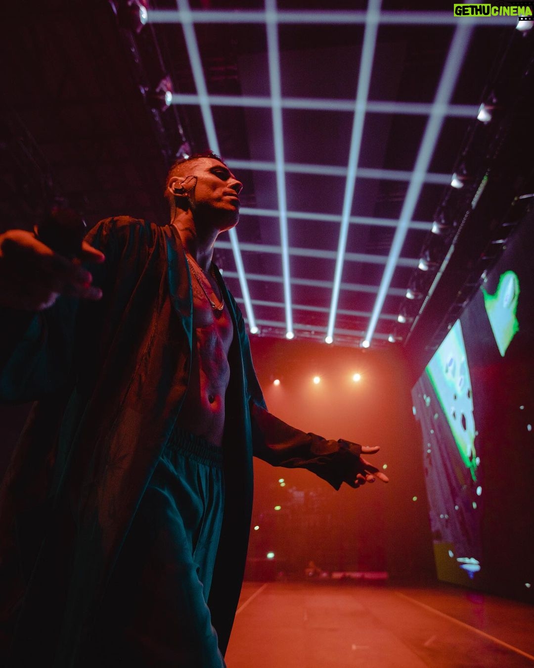 Fabio Bartolo Rizzo Instagram - La data zero a Jesolo è stata un trionfo, non posto molte foto per non spoilerare ..🫢 Domani partiamo a Milano con il primo Forum e uno degli show più potenti che vedrete quest’anno 🔥😎