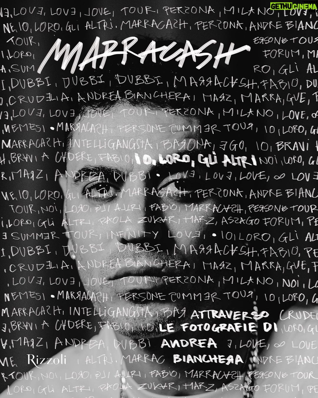 Fabio Bartolo Rizzo Instagram - Negli ultimi 3 anni e mezzo @andrea_bianchera mi ha seguito tra tour, studio, quotidianità e ha realizzato un libro fotografico che racconta tutti questi momenti. Dalla scrittura di Persona fino ai palazzetti di quest’autunno. Dentro trovate anche la mia prefazione. Il libro, “Io, Loro, Gli Altri”, esce il 29 novembre. Link nelle stories per il pre-order.