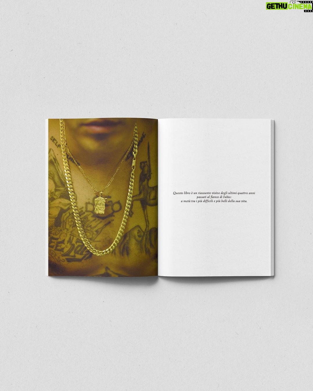 Fabio Bartolo Rizzo Instagram - Negli ultimi 3 anni e mezzo @andrea_bianchera mi ha seguito tra tour, studio, quotidianità e ha realizzato un libro fotografico che racconta tutti questi momenti. Dalla scrittura di Persona fino ai palazzetti di quest’autunno. Dentro trovate anche la mia prefazione. Il libro, “Io, Loro, Gli Altri”, esce il 29 novembre. Link nelle stories per il pre-order.