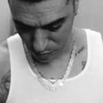Fabio Bartolo Rizzo Instagram - Che gara tra intelligenza artificiale e stupidità umana… Un Altro Mondo, il nuovo singolo di Merk&Kremont con me e Tananai fuori ora 🌍