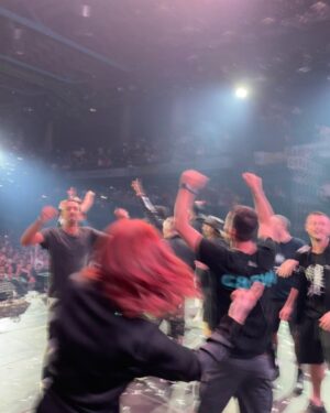 Fabio Bartolo Rizzo Instagram - Il tour è finito e mi ha lasciato dentro un vuoto e un silenzio innaturali.
E’ incredibile come aspettare così tanto qualcosa, progettarla, provarla, metterla in atto e portarla a compimento abbia sempre un contraccolpo così pesante. Quello delle grandi imprese, quello di “e ora che faccio?”. Questo tour è stata la cosa più bella e al tempo stesso faticosa che ho fatto nella mia carriera. Dopo la seconda data al Forum ho pensato che fosse impossible farne altre 15 così. Eravamo tutti impreparati alla grandezza di quello che stavamo facendo.
Poi invece tutto è andato bene e ogni data è stata unica, abbiamo portato il nostro show in giro per tutta Italia con oltre 250.000 spettatori in 34 date, tutte con la stessa foga e passione.
Se tutto ciò è stato possibile
è solo grazie a una grande squadra alle spalle e all’affetto incontenibile del pubblico.
Un grazie speciale alle persone che mi sono state vicine nei momenti più difficili e a quelli che hanno aspettato questi concerti, credendoci sempre come ho fatto io.
Grazie a @marzmusik e @jacopovolpedrums per aver messo su una band di campioni e tutto il lavoro sulla musica. Grazie a @ombraworld per lo show design avanguardistico. Grazie a @cikothecaptain e alla sua squadra, i migliori che potessi desiderare. @ramonatabita per gli outfit perfetti.
Grazie Paola Zukar @bigpicturemgmt compagna di sempre, @friendsandpartners e @universalmusicitalia per il supporto.
Special Tnx a Paola Corradini @wolf.pandora in veste di mental coach 😂.
Infinite love.
