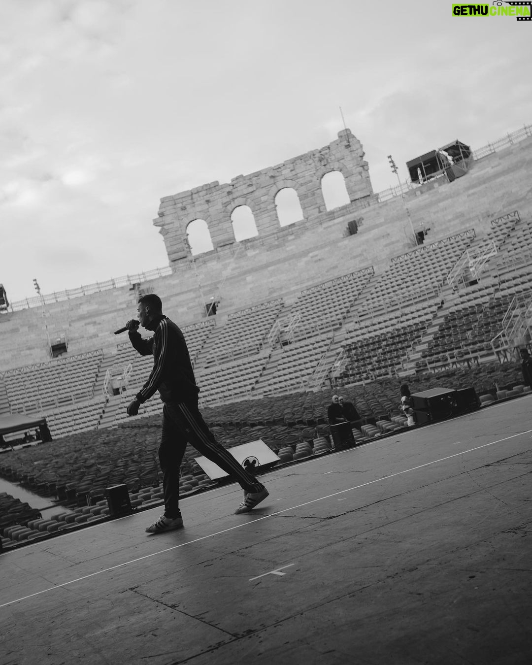 Fabio Bartolo Rizzo Instagram - Primo rapper all’Arena di Verona ✨ 🎭 Grazie a tutti per l’incredibile energia, è stato magico. Domani ci prendiamo Torino 🫳🏾